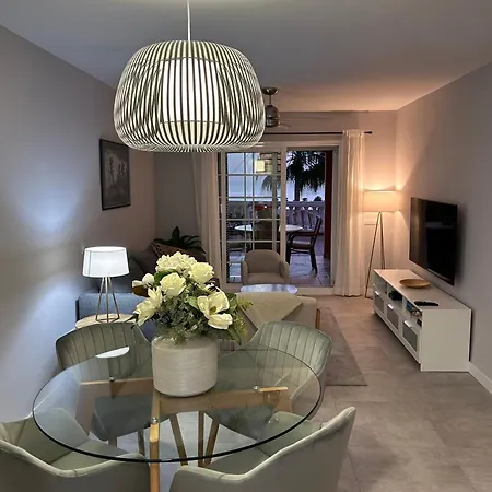 Playa Del Duque-amazing Views 2 Bedroom 아파트 아데제