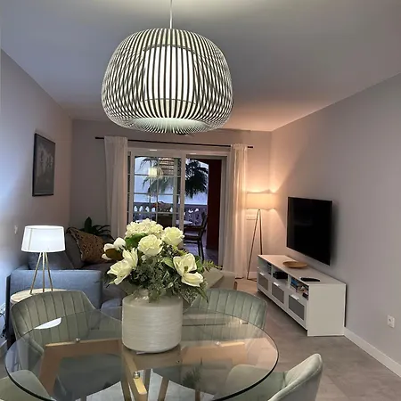 Playa Del Duque-amazing Views 2 Bedroom 아파트 아데제